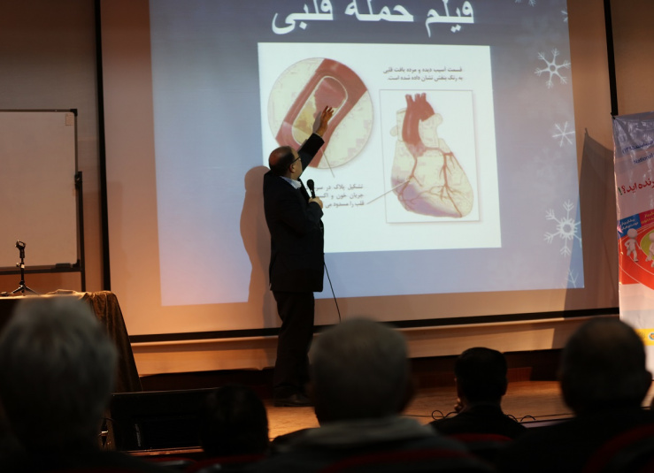 سخنرانی درباره پیشگیری از بیماریهای قلبی عروقی در خانه سلامت شهرداری تهران توسط دکتر اکبر نیک پژوه